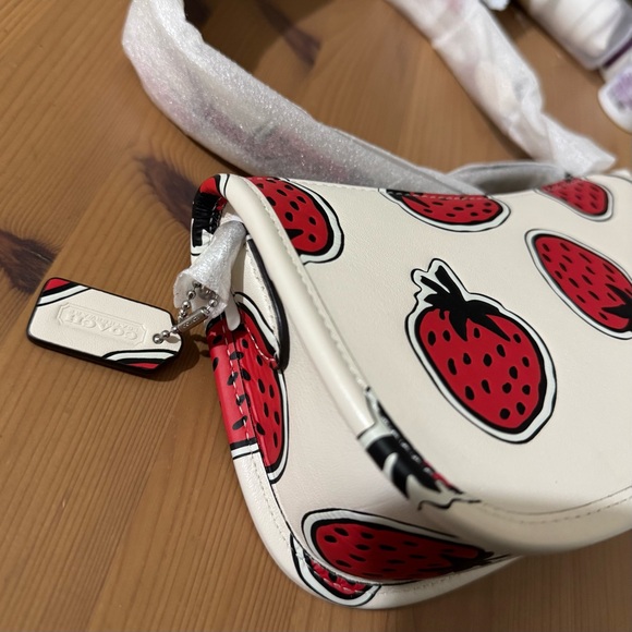 🍓 Coach Swinger Bag 20 With Strawberry Print - Picture 10 of 13